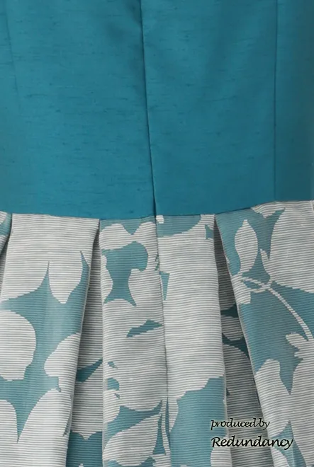 ブルーグリーンの花柄パフスリーブドレス