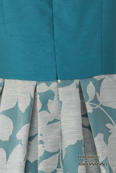 ブルーグリーンの花柄パフスリーブドレス