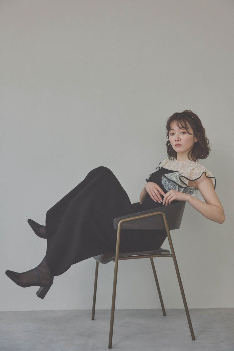 ブラックのニットドレス