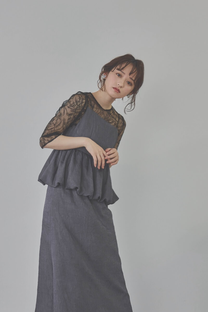 ネイビーのバルーンぺプラムセットアップドレス