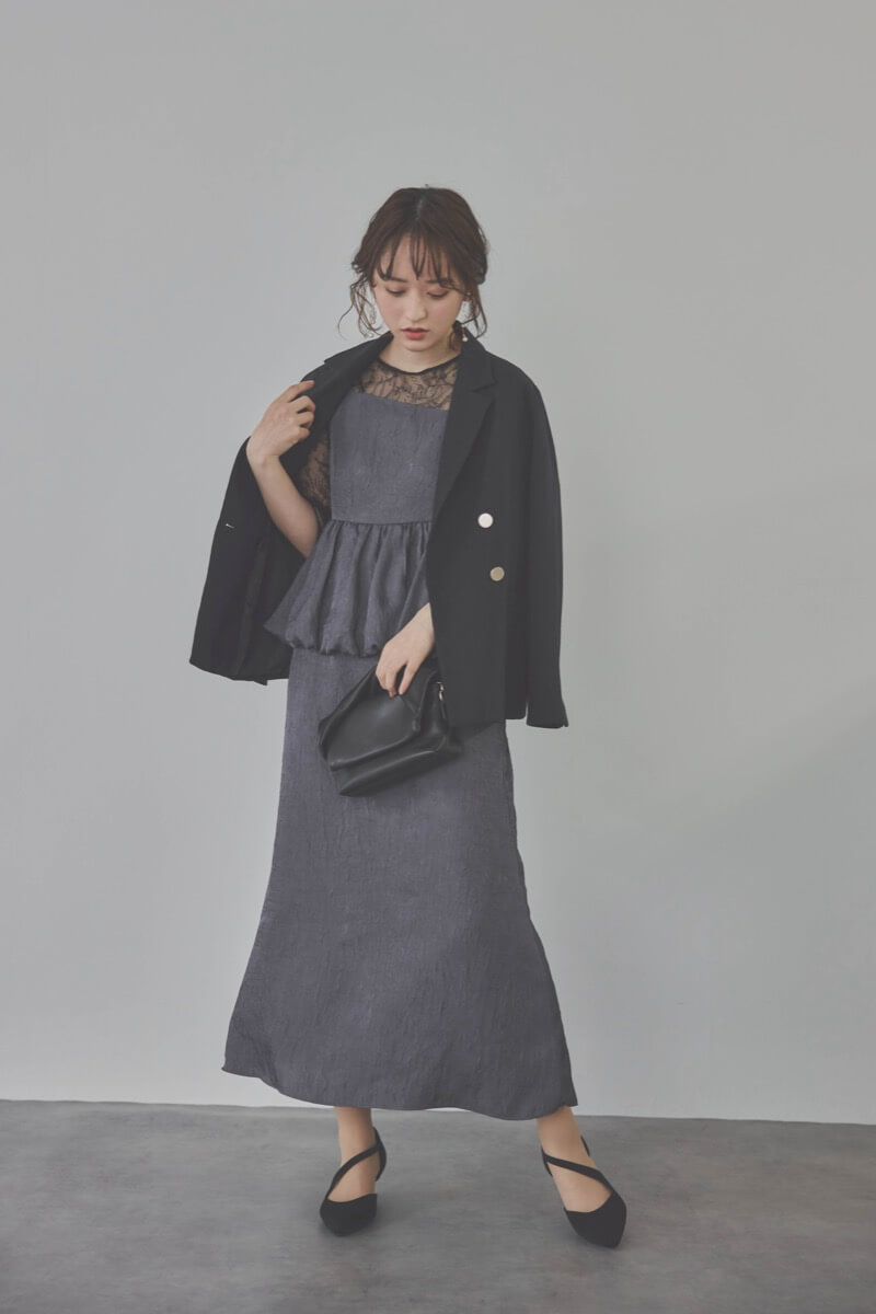 ネイビーのバルーンぺプラムセットアップドレス