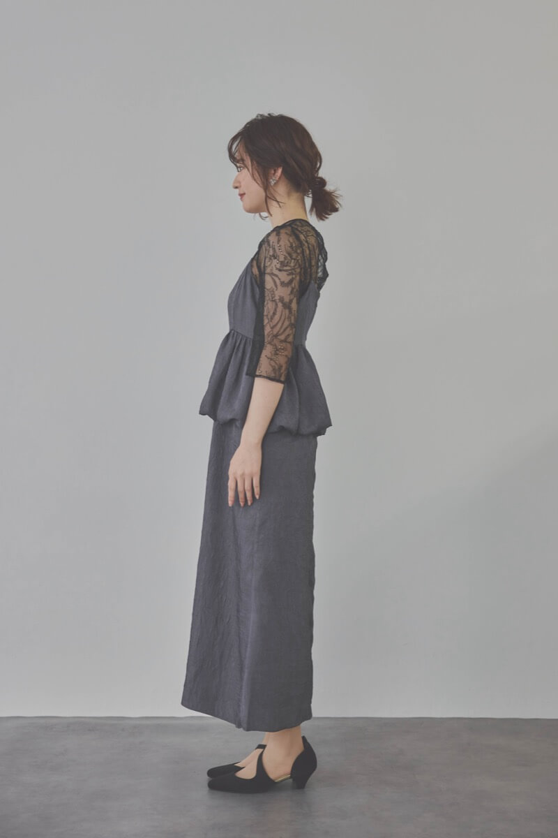 ネイビーのバルーンぺプラムセットアップドレス