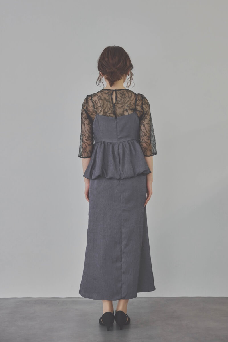 ネイビーのバルーンぺプラムセットアップドレス