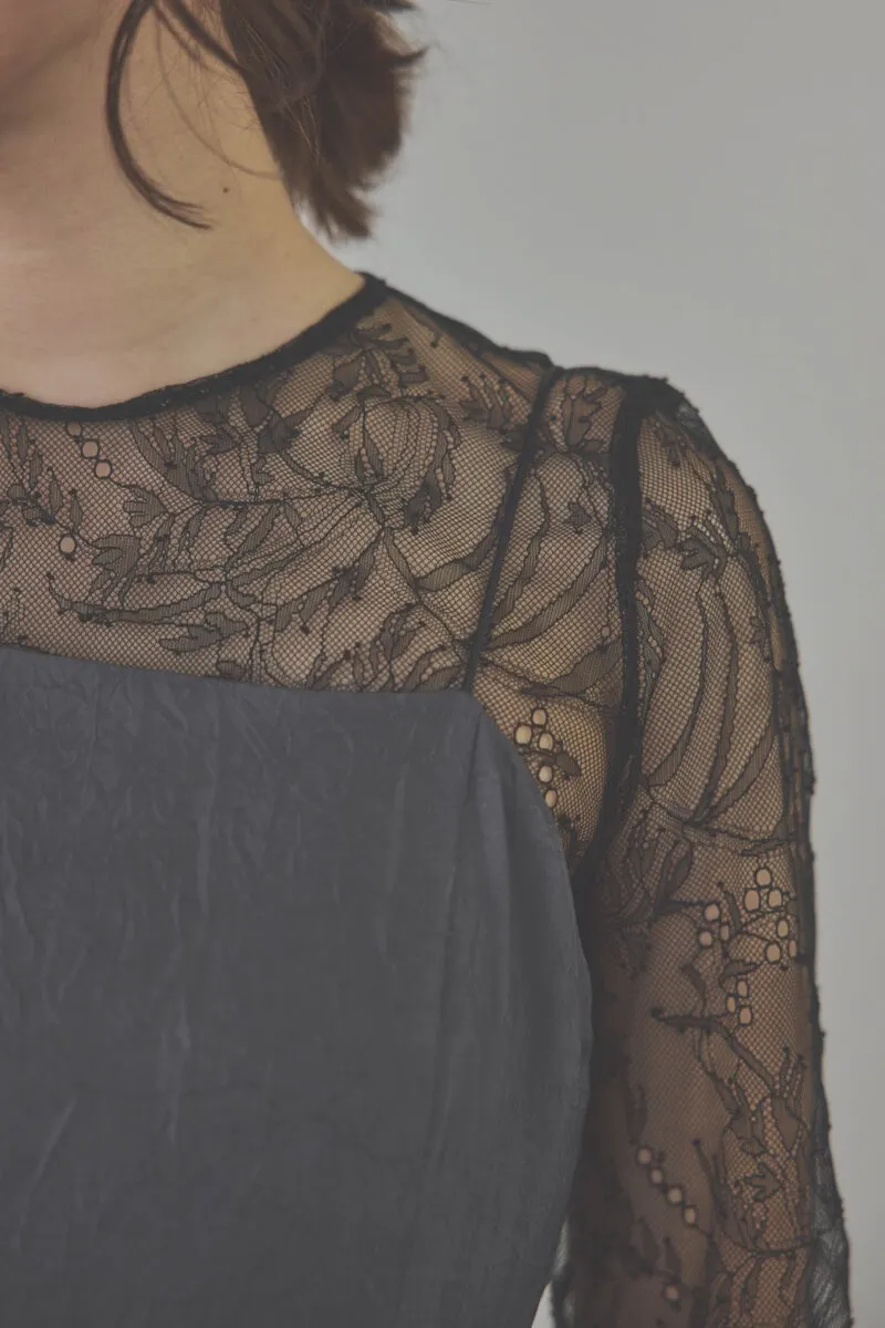 ネイビーのバルーンぺプラムセットアップドレス