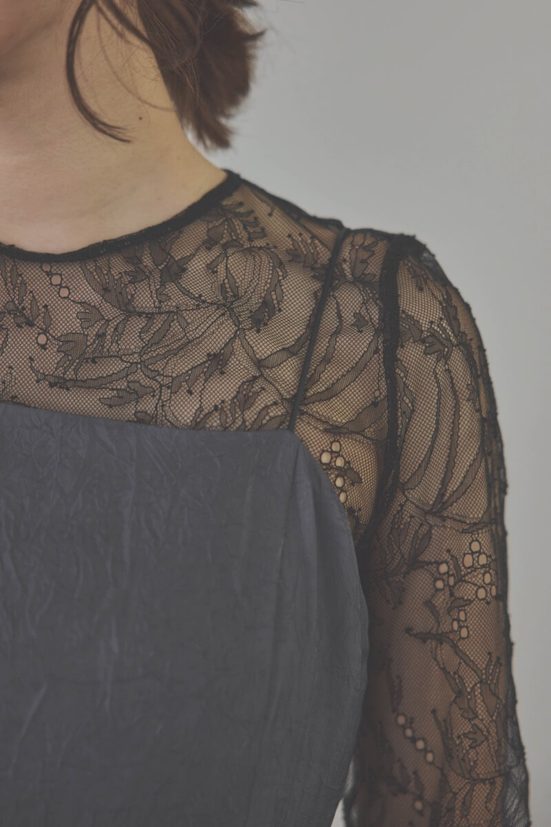 ネイビーのバルーンぺプラムセットアップドレス