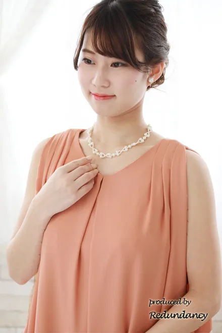 ピンクのVネックコクーンドレス