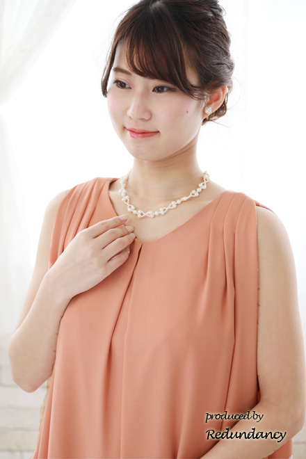 ピンクのVネックコクーンドレス