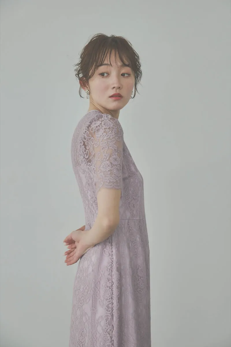 ピンクのファインレースドレス