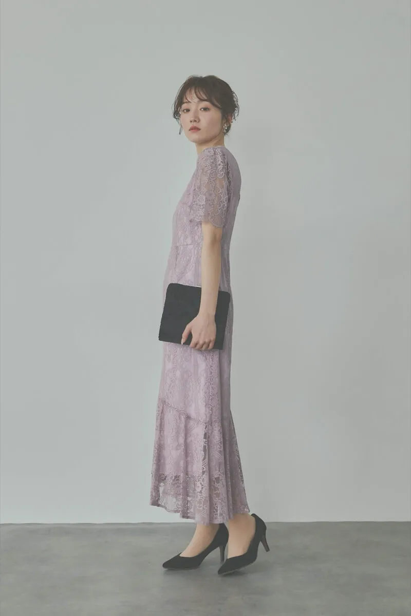 ピンクのファインレースドレス