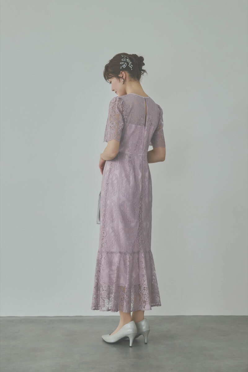 ピンクのファインレースドレス