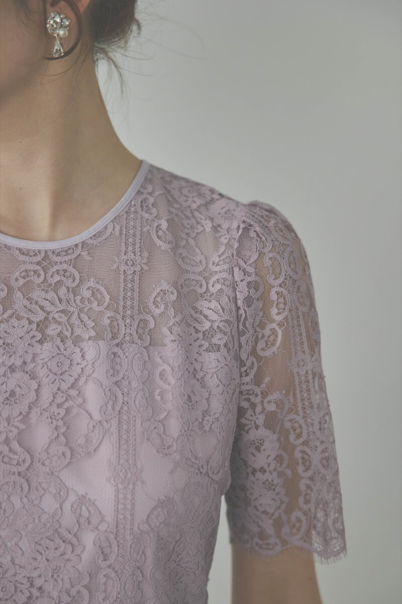 ピンクのファインレースドレス