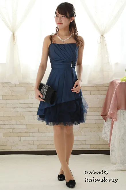 ネイビーのボリュームチュールドレス