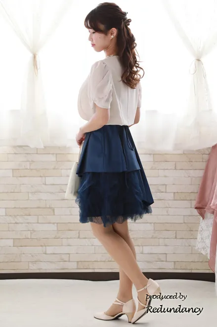 ネイビーのボリュームチュールドレス