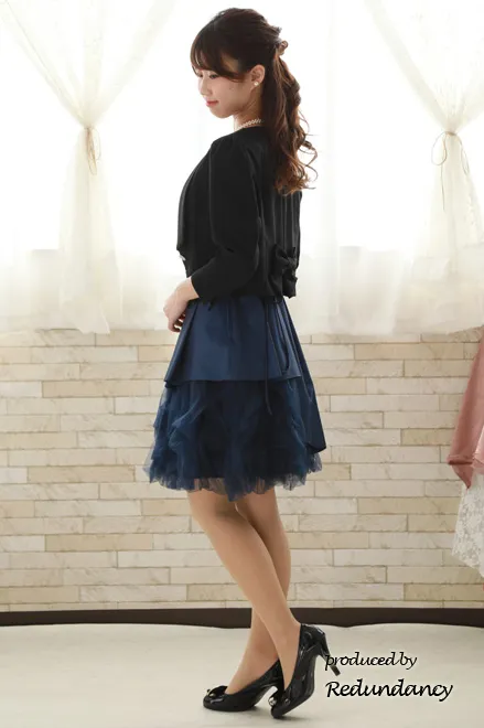 ネイビーのボリュームチュールドレス