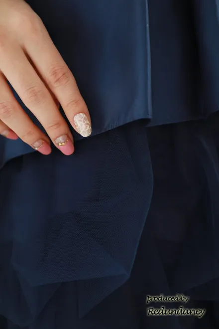 ネイビーのボリュームチュールドレス