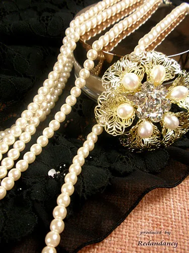 ゴールドとホワイトパールの花ブローチ