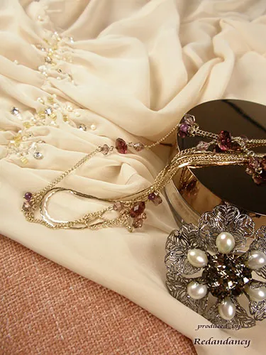 ブラックとホワイトパールの花ブローチ