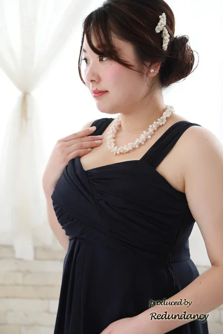 ネイビーのフリルスカートラメドレス