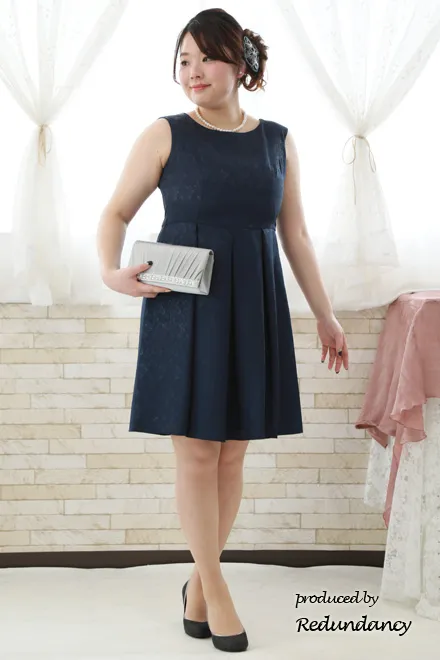 ネイビーのフィットアンドフレアドレス