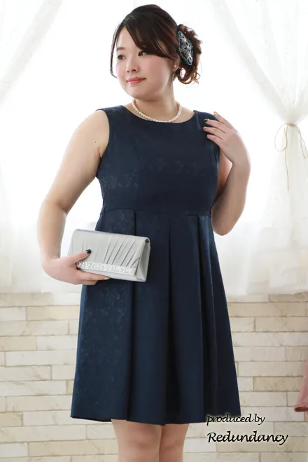 ネイビーのフィットアンドフレアドレス
