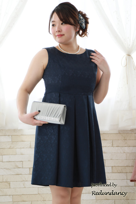 ネイビーのフィットアンドフレアドレス
