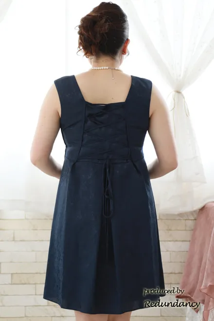 ネイビーのフィットアンドフレアドレス