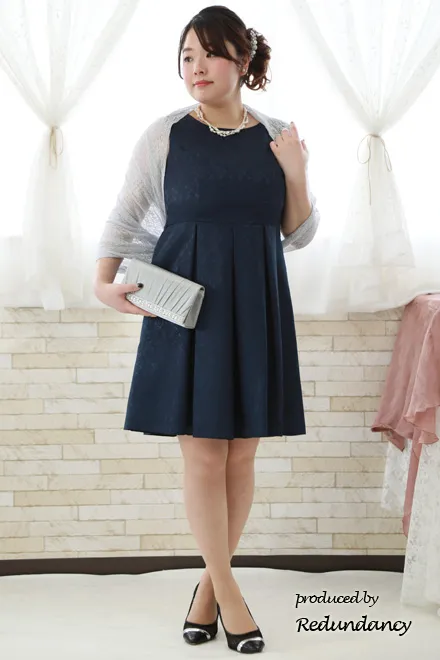 ネイビーのフィットアンドフレアドレス