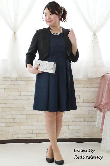 ネイビーのフィットアンドフレアドレス