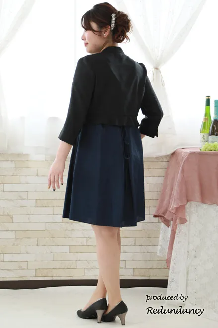 ネイビーのフィットアンドフレアドレス