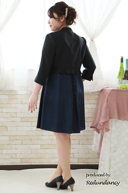 ネイビーのフィットアンドフレアドレス