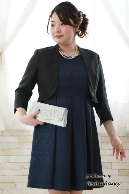 ネイビーのフィットアンドフレアドレス