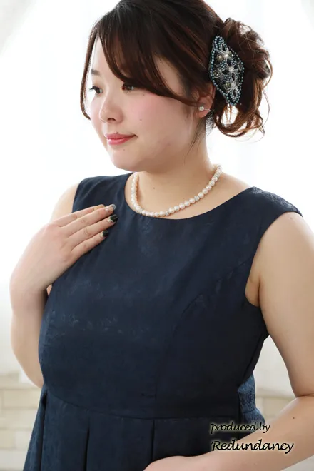 ネイビーのフィットアンドフレアドレス