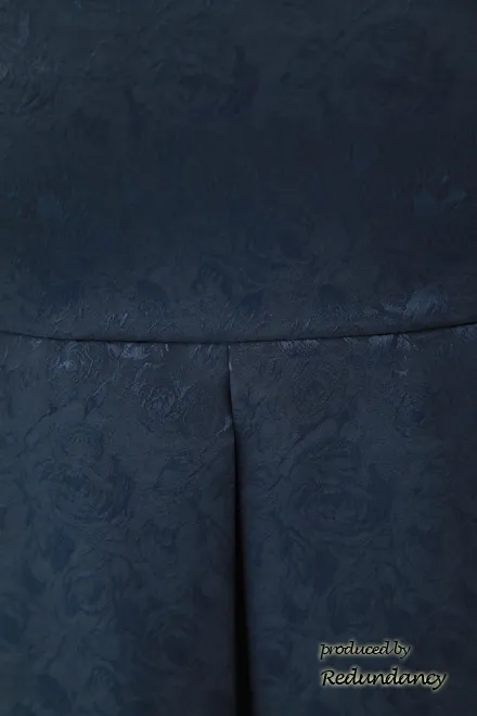 ネイビーのフィットアンドフレアドレス