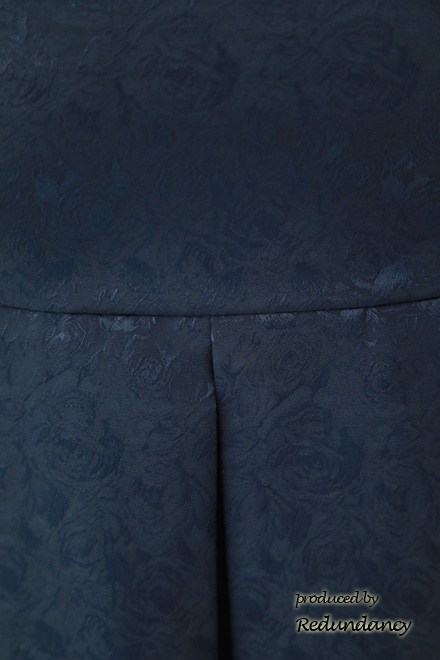 ネイビーのフィットアンドフレアドレス