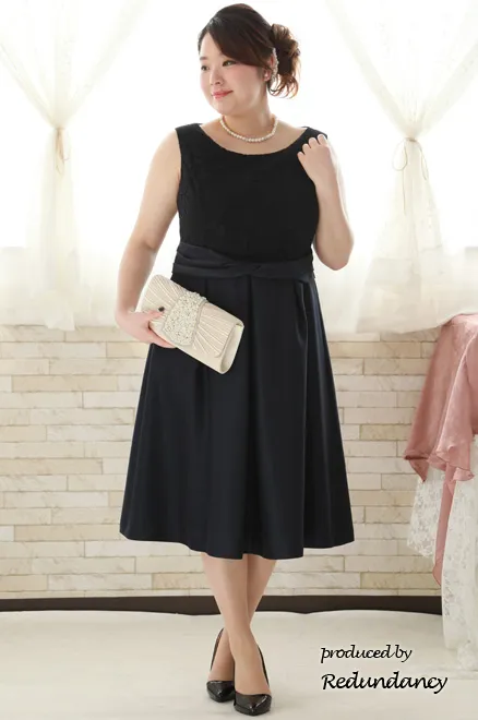 ネイビーのウエストマークシャンタンドレス