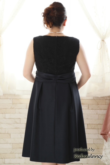 ネイビーのウエストマークシャンタンドレス