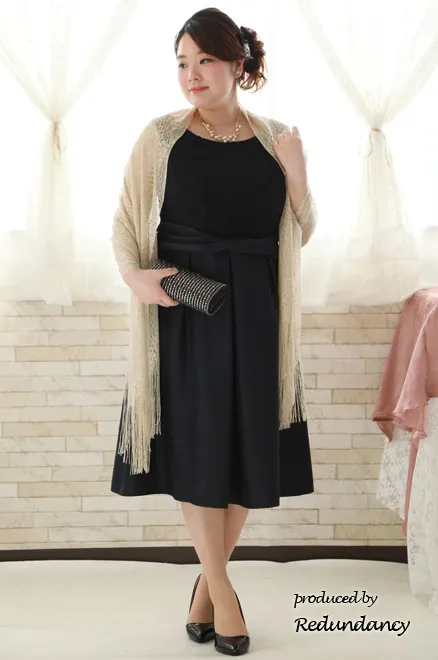 ネイビーのウエストマークシャンタンドレス