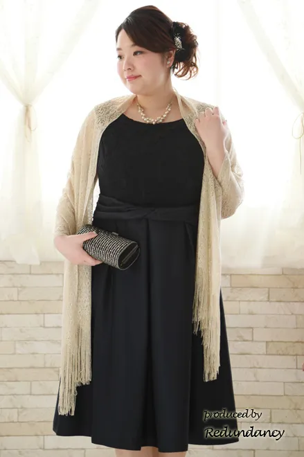 ネイビーのウエストマークシャンタンドレス