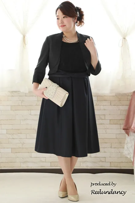 ネイビーのウエストマークシャンタンドレス