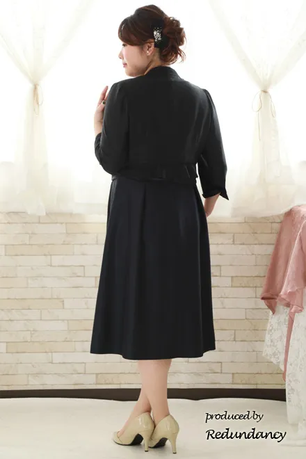 ネイビーのウエストマークシャンタンドレス