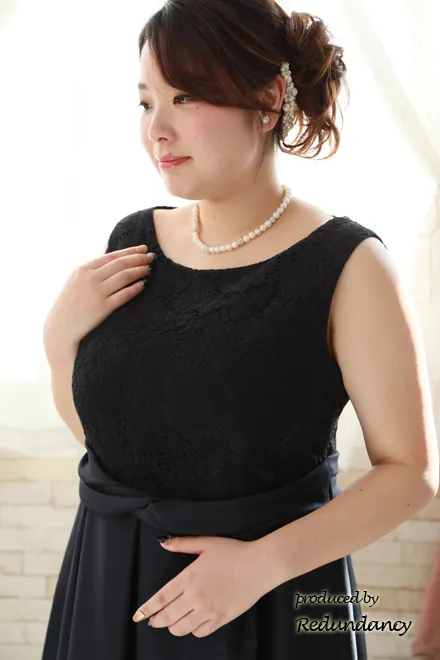 ネイビーのウエストマークシャンタンドレス