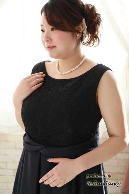 ネイビーのウエストマークシャンタンドレス