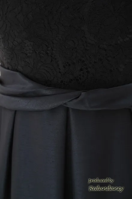 ネイビーのウエストマークシャンタンドレス