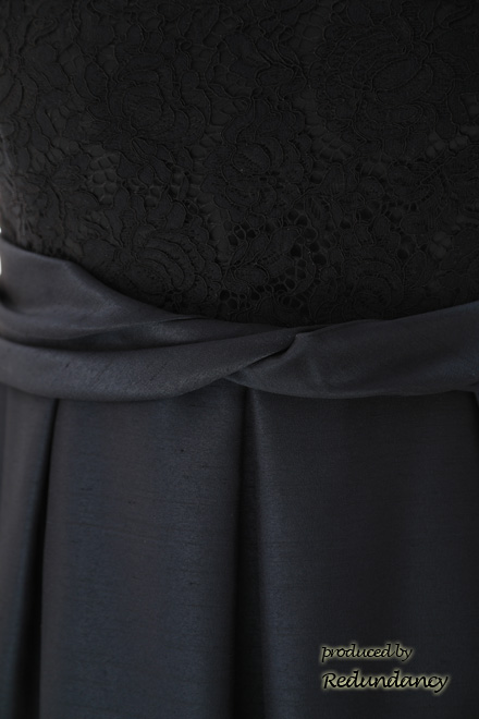 ネイビーのウエストマークシャンタンドレス