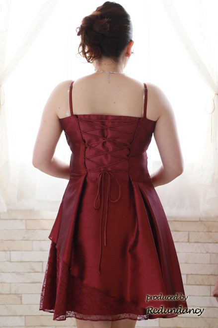 ワインレッドのシャンタンレースドレス