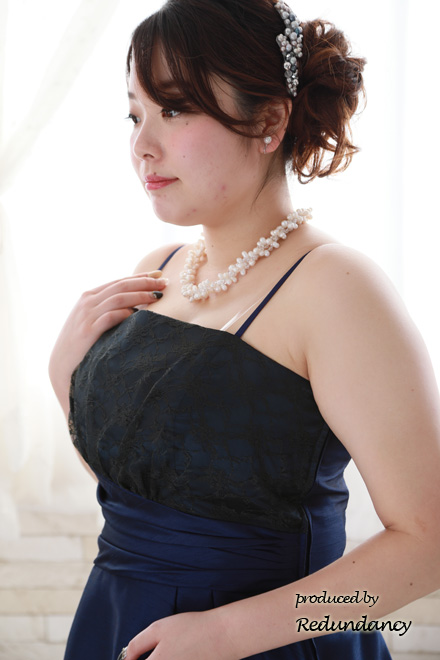 ネイビーのシャンタンレースドレス