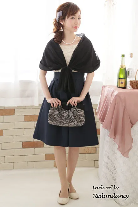 ベージュのリボンとレースのバッグ