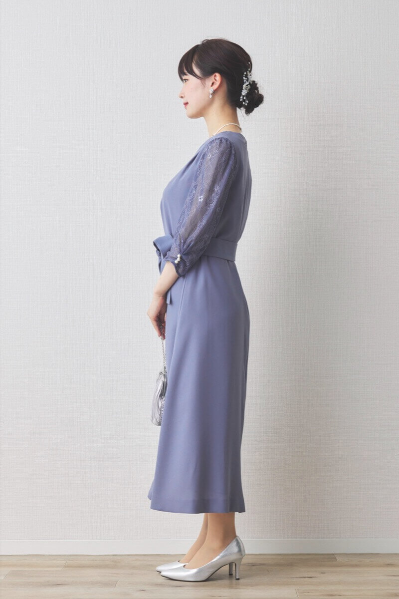 ブルーのレース袖Aラインドレス