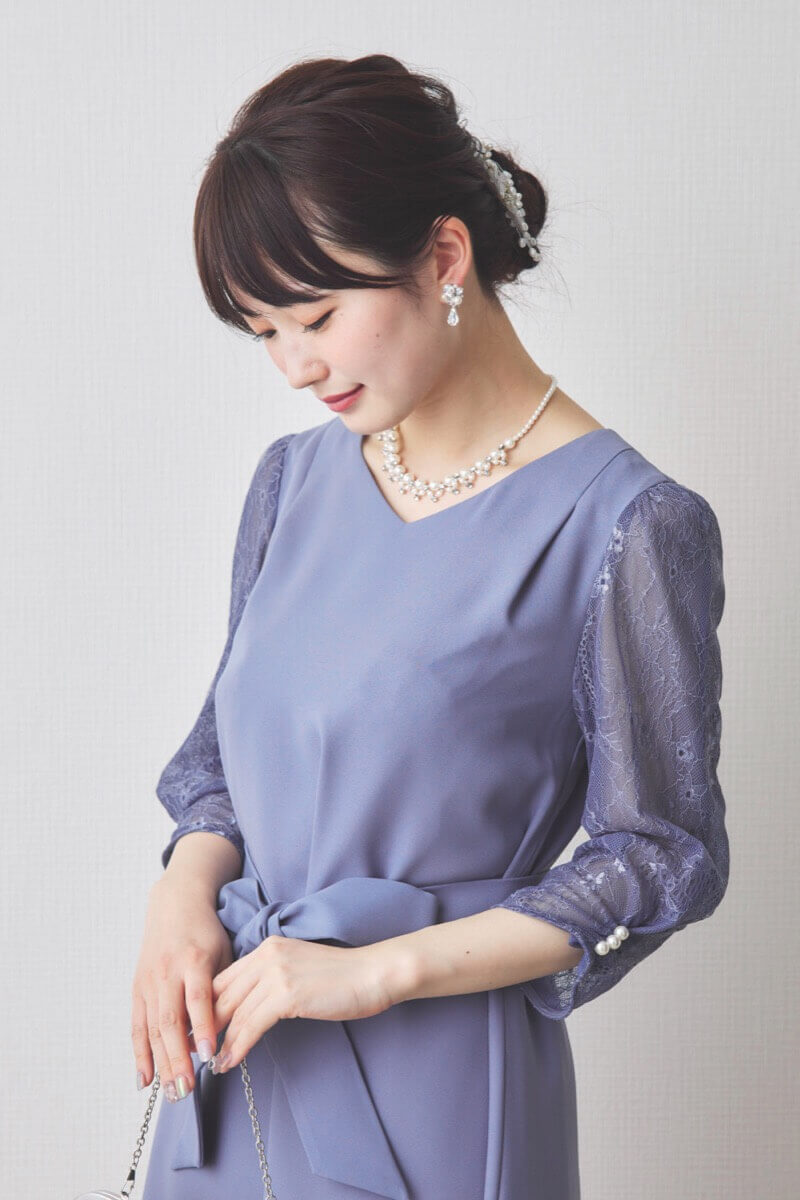 ブルーのレース袖Aラインドレス