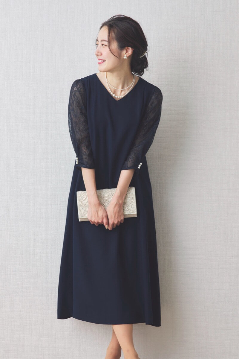 ネイビーのレース袖Aラインドレス